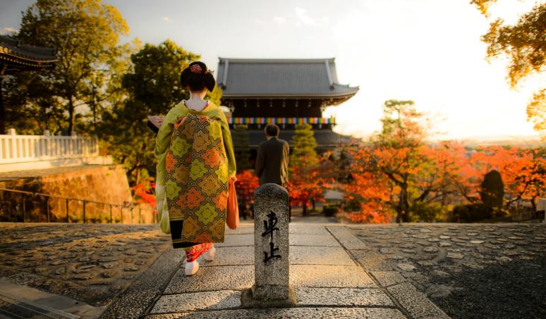 Geisha outside Kurodani Temple, Kyoto